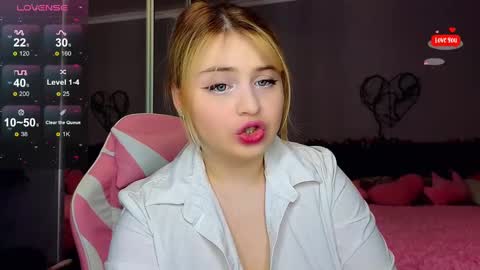 Snapshot of shy_blondiee chatting on 02/08/25, 11:45 Molly online show from 02/08/25, 11:45