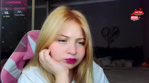 Snapshot of shy_blondiee chatting on 02/22/25, 12:05 Molly online show from 02/22/25, 12:05