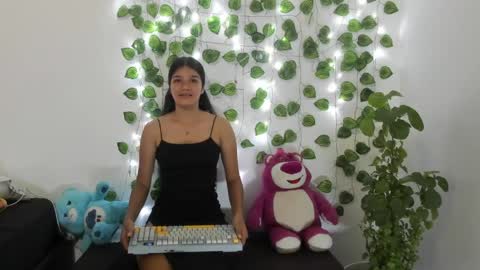 Snapshot of shy_brunnette chatting on 05/14/26, 01:51 Canela online show from 05/14/26, 01:51