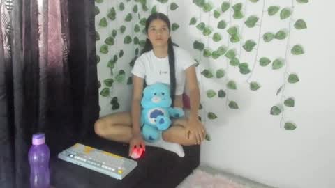 Snapshot of shy_brunnette chatting on 05/15/26, 01:29 Canela online show from 05/15/26, 01:29