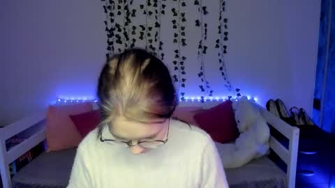 Snapshot of shy_elina01 chatting on 10/18/25, 10:38 shy_elina01 online show from 10/18/25, 10:38