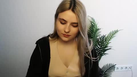 shy_sabrina_ online show from 04/13/26, 09:15