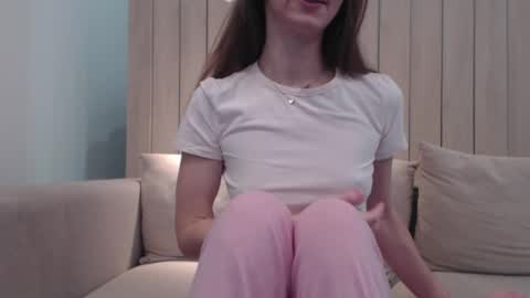 shy_schoolgirl_ online show from 03/04/25, 01:49