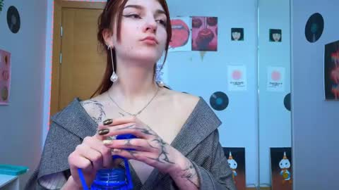 Snapshot of shybella_girl chatting on 12/04/24, 07:50 Bella online show from 12/04/24, 07:50