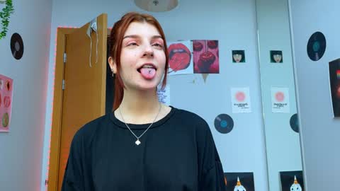 Snapshot of shybella_girl chatting on 12/08/24, 11:46 Bella online show from 12/08/24, 11:46