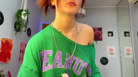 Snapshot of shybella_girl chatting on 12/17/24, 10:01 Bella online show from 12/17/24, 10:01