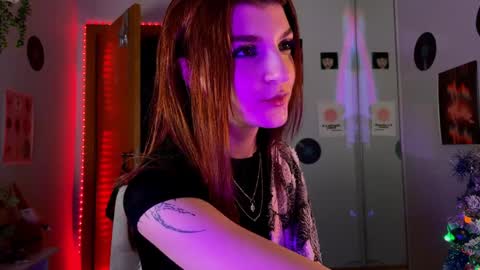 Snapshot of shybella_girl chatting on 12/23/24, 06:33 Bella online show from 12/23/24, 06:33