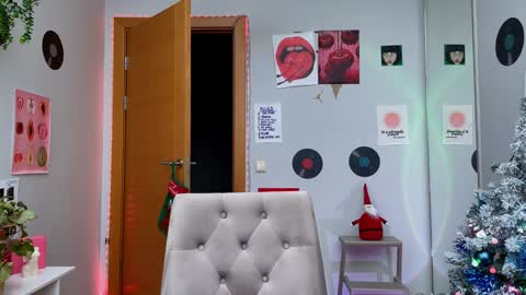 Snapshot of shybella_girl chatting on 12/27/24, 11:17 Bella online show from 12/27/24, 11:17