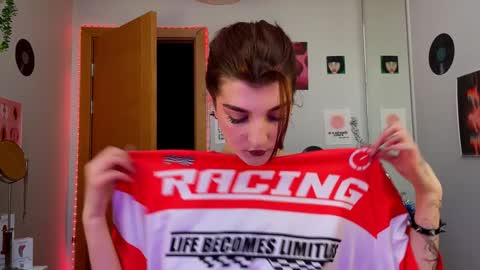 Snapshot of shybella_girl chatting on 01/08/25, 07:24 Bella online show from 01/08/25, 07:24