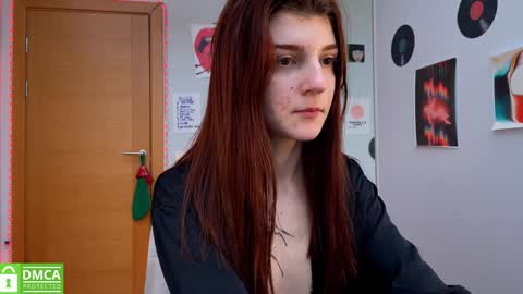 Snapshot of shybella_girl chatting on 01/19/25, 07:25 Bella online show from 01/19/25, 07:25