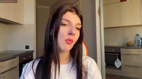 Snapshot of shybella_girl chatting on 10/25/25, 06:54 Bella online show from 10/25/25, 06:54