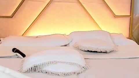 Siara and Zoe tattoo online show from 12/20/25, 10:50