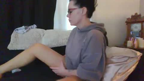 Snapshot of sidneyraee chatting on 04/24/26, 04:42 Mrs. St. Patrickk online show from 04/24/26, 04:42