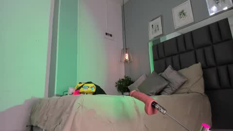 Keira online show from 02/25/26, 12:04