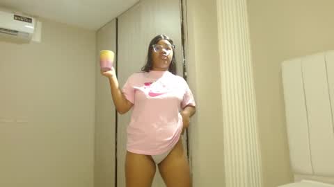 Snapshot of sienna_valexx chatting on 09/18/25, 01:46 Sienna online show from 09/18/25, 01:46