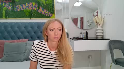 Sienna online show from 09/14/25, 04:11