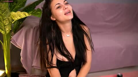 Snapshot of sierravyx chatting on 11/22/25, 12:26 Maria online show from 11/22/25, 12:26