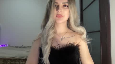 Snapshot of silkybabe19 chatting on 12/16/25, 09:31 silkybabe19 online show from 12/16/25, 09:31