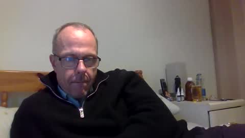 Snapshot of simon56691 chatting on 10/15/25, 05:02 simon56691 online show from 10/15/25, 05:02