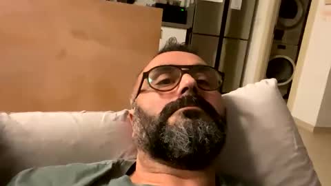 Snapshot of simon_bb chatting on 12/17/25, 10:27 Si online show from 12/17/25, 10:27