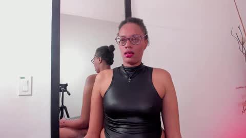 Snapshot of simona_brooke chatting on 09/30/25, 09:20 simona_brooke online show from 09/30/25, 09:20