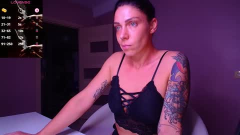 Snapshot of simona_moonshine chatting on 09/15/25, 05:57 simona_moonshine online show from 09/15/25, 05:57