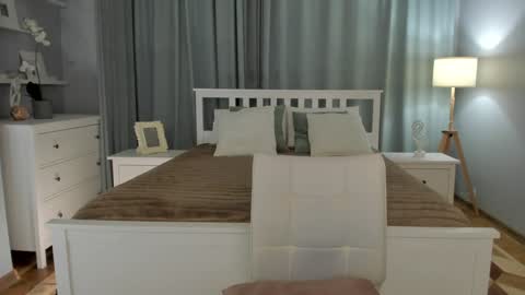 Snapshot of simonadebeauvoir chatting on 12/18/24, 06:03 Simona online show from 12/18/24, 06:03