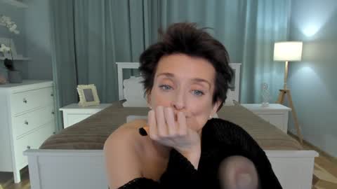 Snapshot of simonadebeauvoir chatting on 12/20/24, 01:43 Simona online show from 12/20/24, 01:43