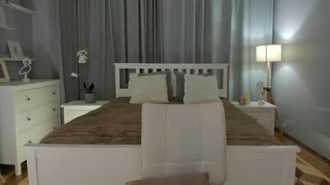 Snapshot of simonadebeauvoir chatting on 02/22/25, 10:18 Simona online show from 02/22/25, 10:18