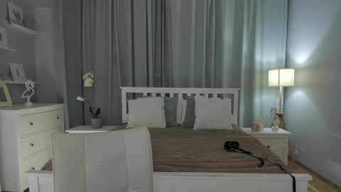 Snapshot of simonadebeauvoir chatting on 02/28/25, 11:36 Simona online show from 02/28/25, 11:36