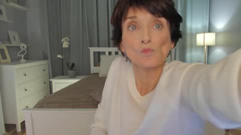 Snapshot of simonadebeauvoir chatting on 03/01/25, 12:12 Simona online show from 03/01/25, 12:12