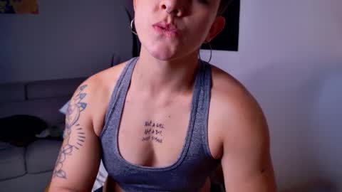 Snapshot of simone_4201 chatting on 10/10/25, 10:53 Sim. online show from 10/10/25, 10:53