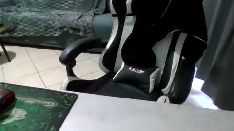 Snapshot of simoninside25 chatting on 10/11/25, 02:04 simoninside25 online show from 10/11/25, 02:04