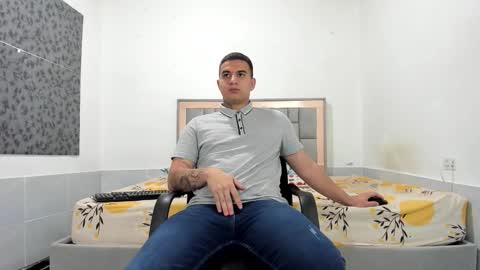 Snapshot of simonkeler chatting on 02/07/26, 12:20 SIMON KELER online show from 02/07/26, 12:20