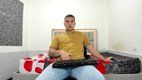 Snapshot of simonkeler chatting on 02/19/26, 01:12 SIMON KELER online show from 02/19/26, 01:12