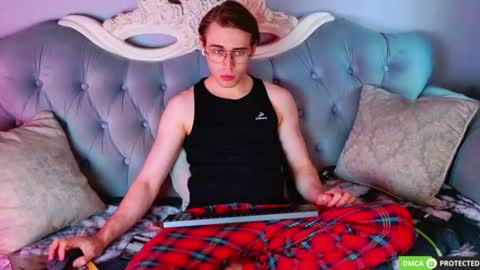 Snapshot of simonwarner chatting on 07/14/26, 03:22 Simon online show from 07/14/26, 03:22