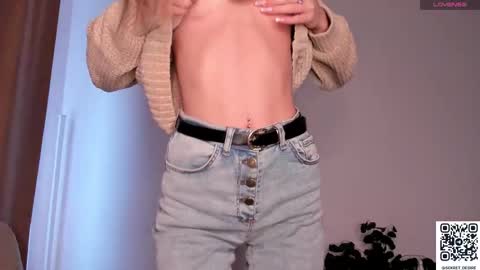 Snapshot of sincere_shyness chatting on 09/18/25, 11:23 Naomi online show from 09/18/25, 11:23