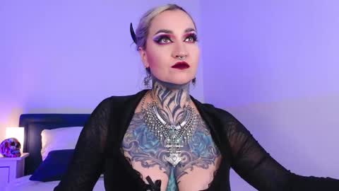 Snapshot of sindeleros chatting on 10/15/25, 01:33 Ms. Sindel online show from 10/15/25, 01:33