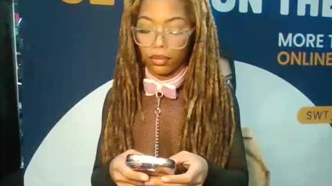 Snapshot of sipofsummer chatting on 10/25/25, 05:19  U M M E R online show from 10/25/25, 05:19
