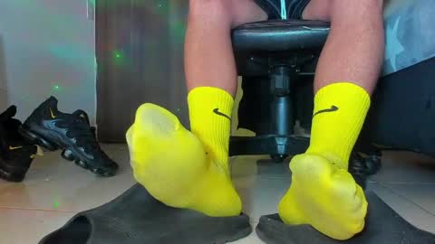 only foot                         worshipers here online show from 04/17/26, 12:46