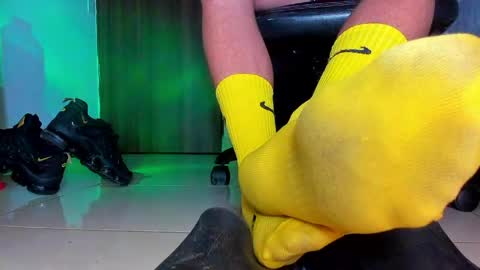 only foot                         worshipers here online show from 04/23/26, 04:46