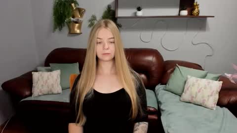 Snapshot of sirenabloom chatting on 09/11/25, 05:29 SirenaBloom online show from 09/11/25, 05:29