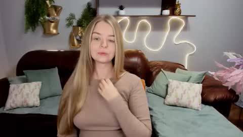 Snapshot of sirenabloom chatting on 09/15/25, 04:23 SirenaBloom online show from 09/15/25, 04:23