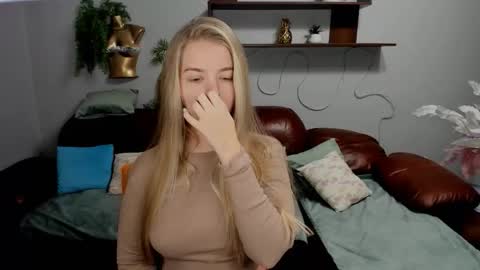 Snapshot of sirenabloom chatting on 09/25/25, 05:55 SirenaBloom online show from 09/25/25, 05:55