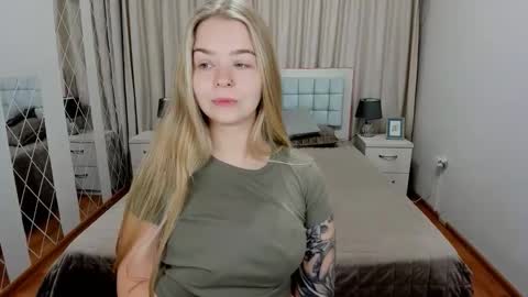 Snapshot of sirenabloom chatting on 10/03/25, 05:37 SirenaBloom online show from 10/03/25, 05:37