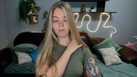 Snapshot of sirenabloom chatting on 10/08/25, 09:29 SirenaBloom online show from 10/08/25, 09:29