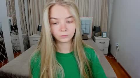 Snapshot of sirenabloom chatting on 10/09/25, 05:38 SirenaBloom online show from 10/09/25, 05:38