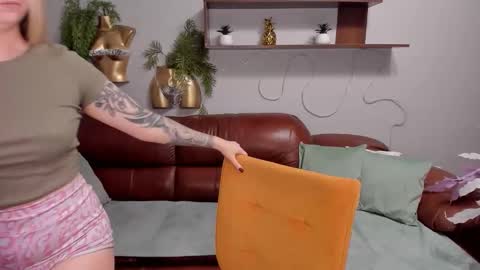 Snapshot of sirenabloom chatting on 10/25/25, 10:45 SirenaBloom online show from 10/25/25, 10:45