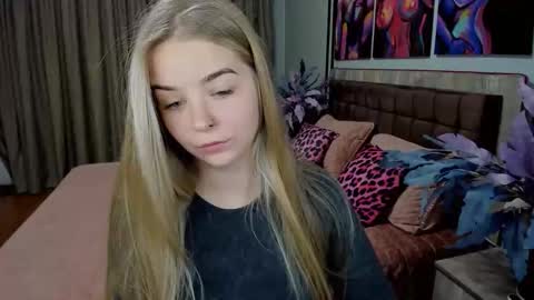 Snapshot of sirenabloom chatting on 10/28/25, 10:30 SirenaBloom online show from 10/28/25, 10:30