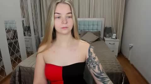 Snapshot of sirenabloom chatting on 11/17/25, 05:35 SirenaBloom online show from 11/17/25, 05:35